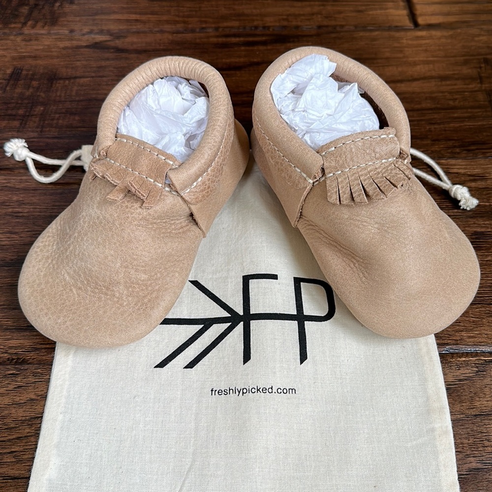 NWOT Freshly Picked Hard Sole Moccasins in Weathered Brown, size 7.